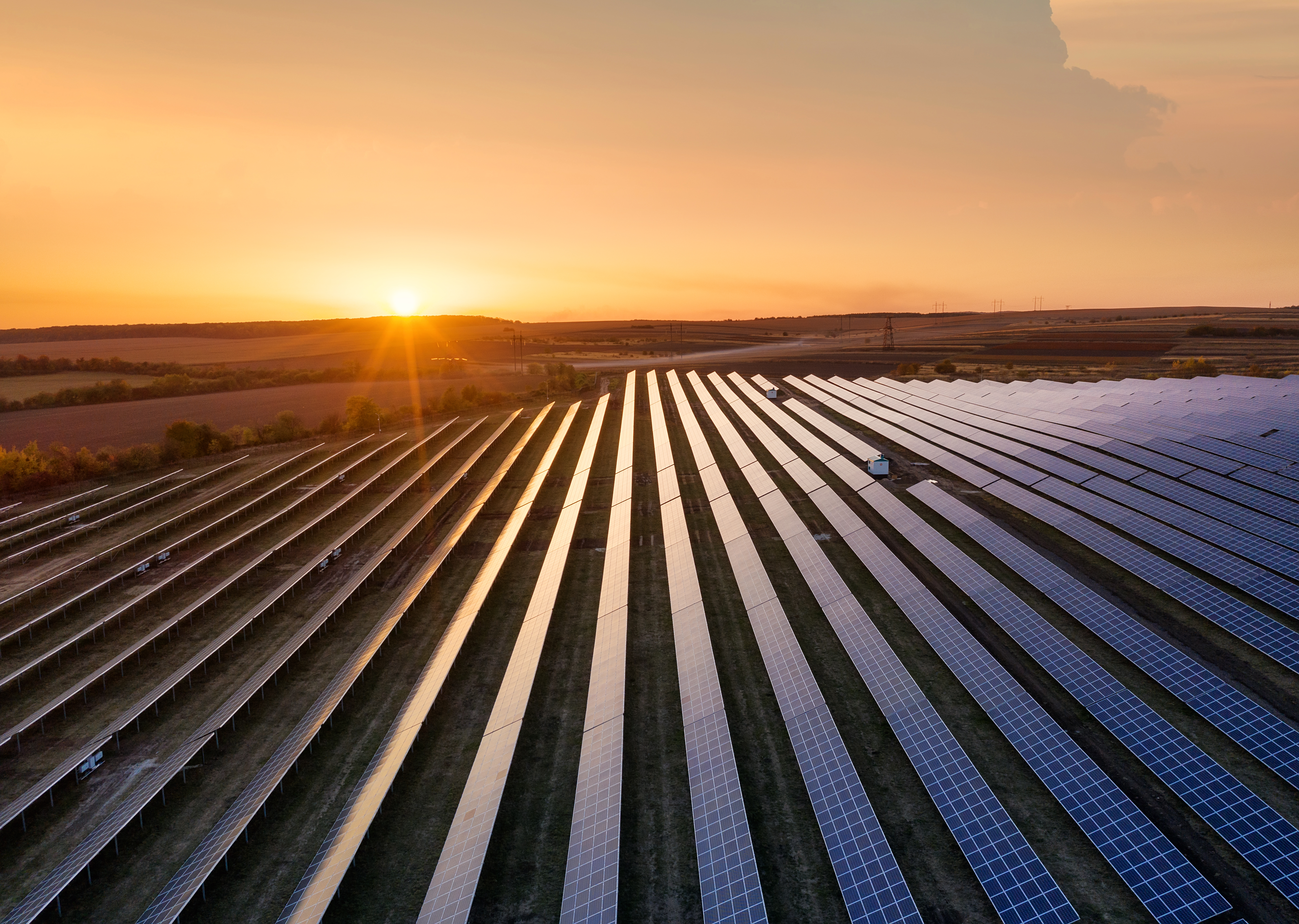 Usina solar ao entardecer